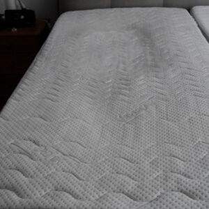 Matratze auf Bettgestell