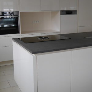 Einbauküche mit Arbeitsplatte im Wohnbereich