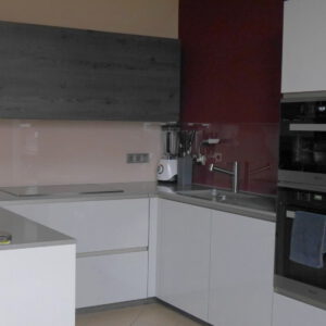 Einbauküche mit Kochfeld und Spülbereich